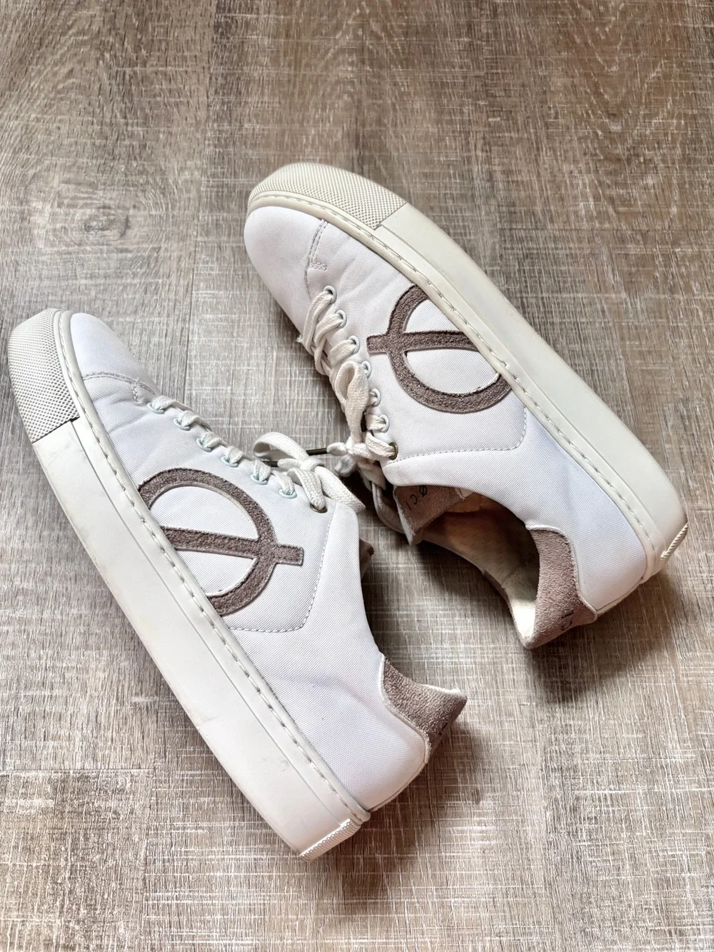 LOCI Origin Nine Vegan Sneakers Womens 9 White Tan Low Top Recycled Walking Shoe